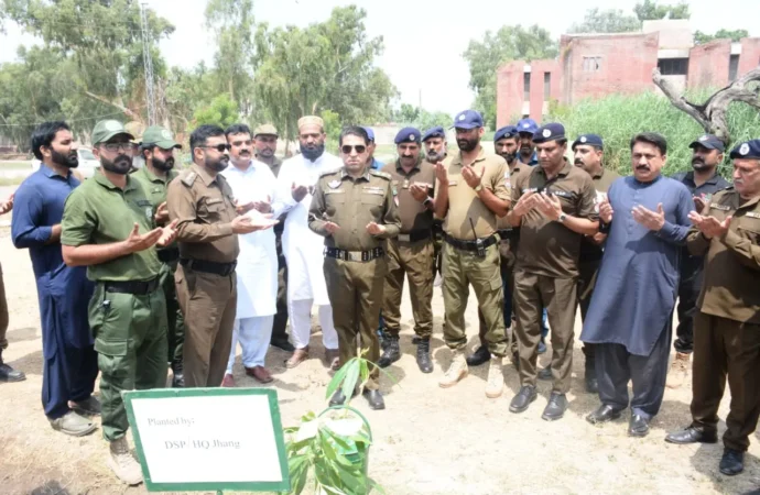 ڈی پی او جھنگ ساجد حسین نے گرین پنجاب ویژن کے تحت شجرکاری مہم کا آغاز کر دیا