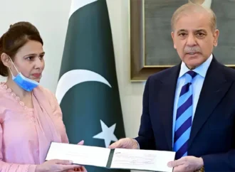 وزیراعظم کی پمز نرس رضیہ نورین سے ملاقات، نومولود کی جان بچانے پر بہادری کو سراہا