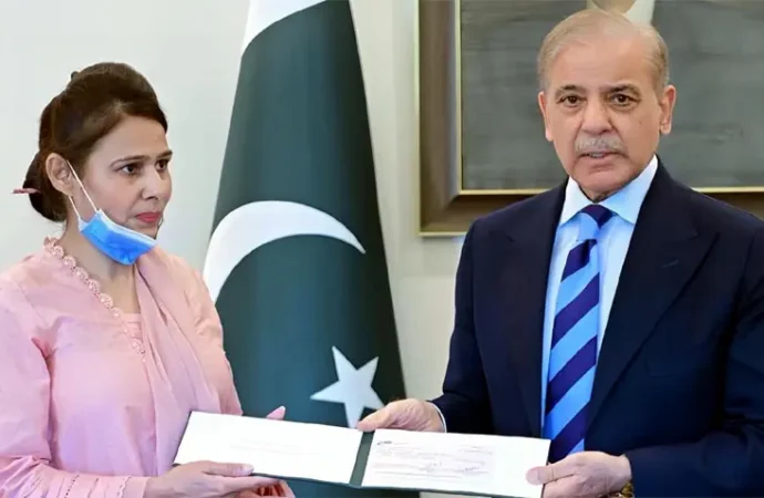 وزیراعظم کی پمز نرس رضیہ نورین سے ملاقات، نومولود کی جان بچانے پر بہادری کو سراہا