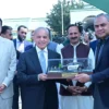 وزیراعظم نے 50 برقی گاڑیاں اسلام آباد پولیس کے حوالے کردیں