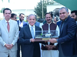 وزیراعظم نے 50 برقی گاڑیاں اسلام آباد پولیس کے حوالے کردیں