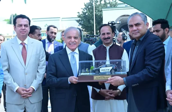 وزیراعظم نے 50 برقی گاڑیاں اسلام آباد پولیس کے حوالے کردیں