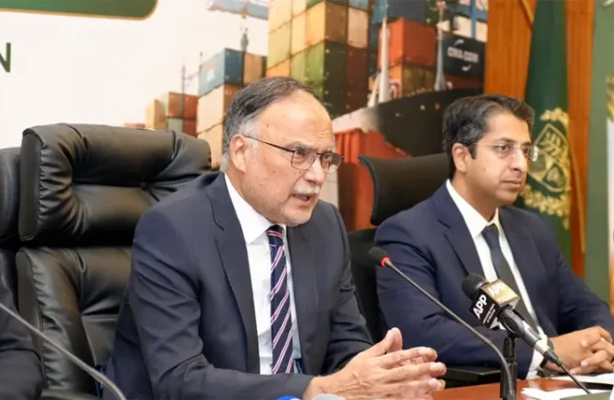 ایک ٹریلین ڈالر کی معیشت کا ہدف حاصل کرنے کیلئے پاکستان کو برآمدات میں غیر معمولی اضافہ کرنا ہوگا، احسن اقبال