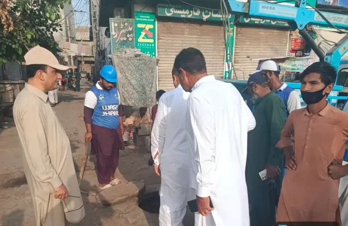 ایڈیشنل ڈپٹی کمشنر جنرل عامر محمود اور مینیجنگ ڈائریکٹر واسا جھنگ سید صولت رضا کا شہر بھر میں جاری ڈی سلٹنگ آپریشن کا دورہ
