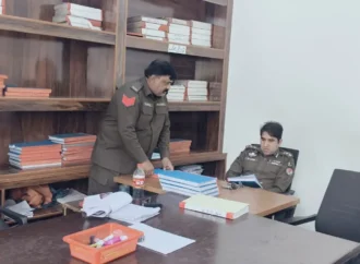 ڈی پی او جھنگ کے تھانوں و پولیس دفاتر میں سرپرائز وزٹ، غفلت پر 2 اہلکاروں کے خلاف سخت محکمانہ کارروائی
