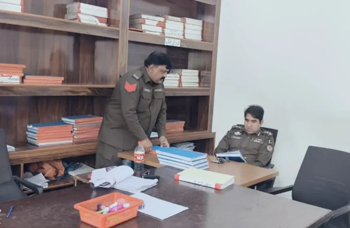 ڈی پی او جھنگ کے تھانوں و پولیس دفاتر میں سرپرائز وزٹ، غفلت پر 2 اہلکاروں کے خلاف سخت محکمانہ کارروائی