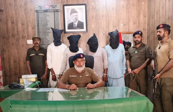 جھنگ میں خواتین و بچوں کو ہراساں کرنے اور اسلحہ کی نمائش کے خلاف کریک ڈاؤن، 4 ملزمان گرفتار