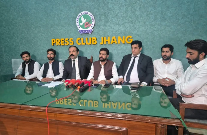 قانون کے طالب علم سید حسیب اکبر کا ایف آئی آر خارج کرنے کا مطالبہ،وکلاء کے ساتھ پریس کانفرنس، پریس کلب کے باہر طلبہ کا احتجاج