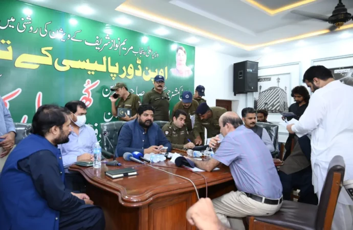 ڈپٹی کمشنرجھنگ، ڈی پی او جھنگ اور ڈائریکٹر اینٹی کرپشن فیصل آباد کی کھلی کچہری شہریوں کی شکایات کی سماعت، فوری اور شفاف ازالے کی ہدایات