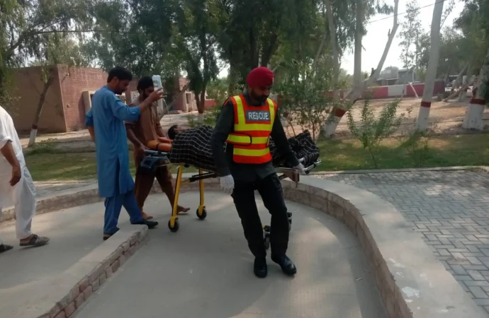 جھنگ میں حادثات،مسافر بس کی موٹر سائیکلوں کو ٹکر، ایک شخص جاں بحق، 5 زخمی؛ پستول کی صفائی کے دوران خاتون گولی لگنے سے زخمی،ریسکیو
