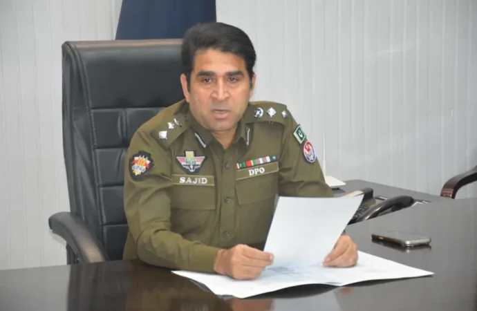 فرنٹ ڈیسک پر کرپشن و بدسلوکی برداشت نہیں ہوگی، زیرِ التوا درخواستیں فوری نمٹانے کی ہدایت، ڈی پی او