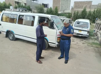 غیر قانونی رکشہ اسٹینڈز اور رانگ پارکنگ کے خلاف ٹریفک پولیس کا کریک ڈاؤن، 52 وہیکلز کے خلاف کارروائی