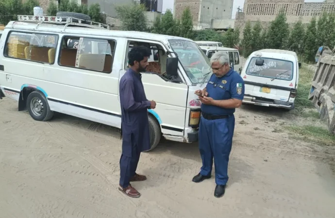 غیر قانونی رکشہ اسٹینڈز اور رانگ پارکنگ کے خلاف ٹریفک پولیس کا کریک ڈاؤن، 52 وہیکلز کے خلاف کارروائی