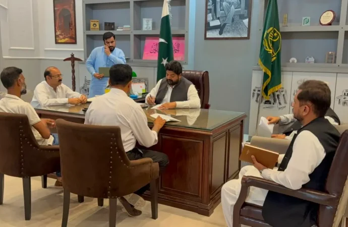 حکومت پنجاب کی اوپن ڈور پالیسی کے تحت ڈپٹی کمشنر بابر صاحب دین نے شہریوں کی درخواستوں اور شکایات کی سماعت کی