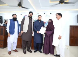 ڈپٹی کمشنر بابر صاحب دین اور سابق ممبر صوبائی اسمبلی فیصل حیات جبوآنہ نے میرٹ پر آنے والے زرعی گریجویٹس میں انٹرن شپ آرڈرز تقسیم کیے