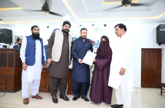 ڈپٹی کمشنر بابر صاحب دین اور سابق ممبر صوبائی اسمبلی فیصل حیات جبوآنہ نے میرٹ پر آنے والے زرعی گریجویٹس میں انٹرن شپ آرڈرز تقسیم کیے