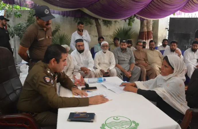 ڈی پی او جھنگ ساجد حسین کی تھانہ سیٹلائٹ ٹاؤن اورتھانہ سٹی میں کھلی کچہریاں، 72 شہریوں کی شکایات پر فوری احکامات