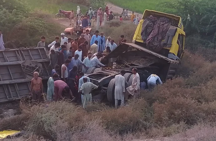 جھنگ شور کوٹ موٹروے M-4 پر ٹریلر حادثے کا شکار، 2 افراد جاں بحق، 2 زخمی