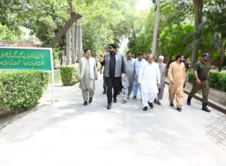 ڈپٹی کمشنر بابر صاحب دین نے گورنمنٹ پوسٹ گریجویٹ کالج جھنگ کا دورہ کیا