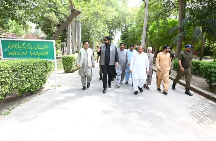 ڈپٹی کمشنر بابر صاحب دین نے گورنمنٹ پوسٹ گریجویٹ کالج جھنگ کا دورہ کیا