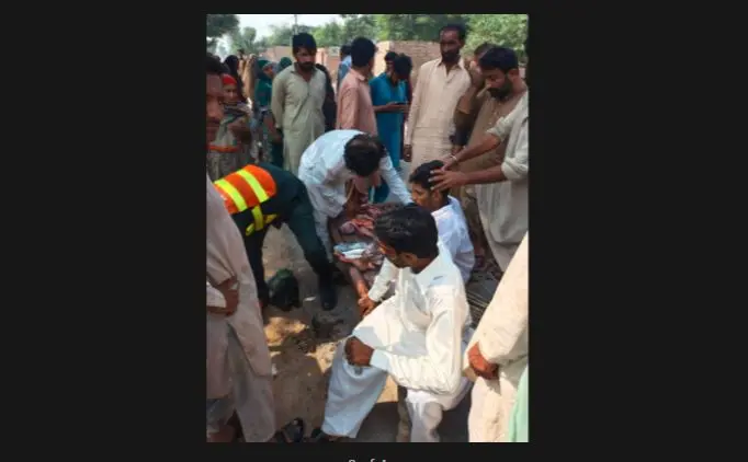 جھنگ: میرنے والا کچا احمد پور روڈ پر تیز رفتاری کے باعث تین موٹر سائیکل سواروں میں تصادم، تین افراد زخمی