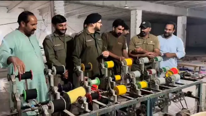 جھنگ میں پتنگ ساز فیکٹری پر پولیس کا چھاپہ، لاکھوں کی تعداد میں کیمیکل ڈوریں، پتنگیں اور خام مال برآمد، ملزمان گرفتار