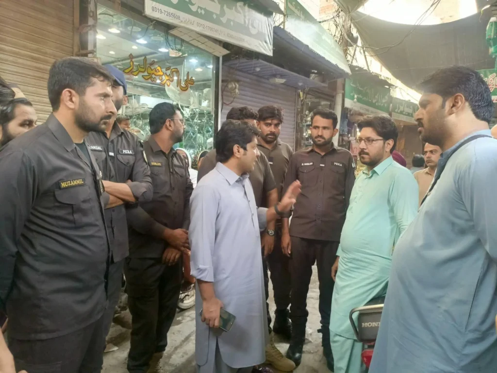 جھنگ: اے ڈی سی (انفورسمنٹ) رب نواز چدھڑ کا ریل بازار، انار کلی اور کھیتیاں والا بازار کا دورہ، پیرا اہلکاروں کو دکانداروں سے خوش اخلاقی اور تجاوزات کے خاتمے کی ہدایت