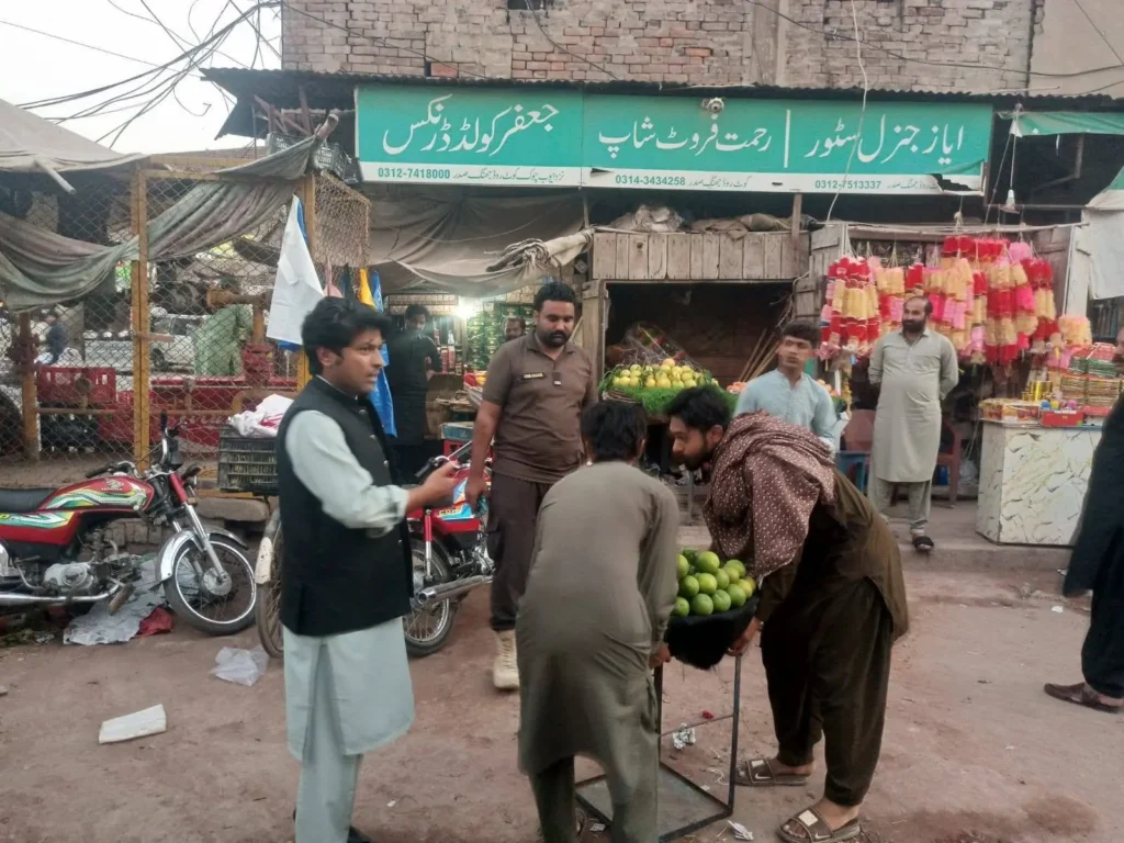 جھنگ: اے ڈی سی (انفورسمنٹ) رب نواز چدھڑ کا مختلف شاہراہوں اور بازاروں کا دورہ، تجاوزات کے خلاف آپریشن، دکانداروں کو وارننگ