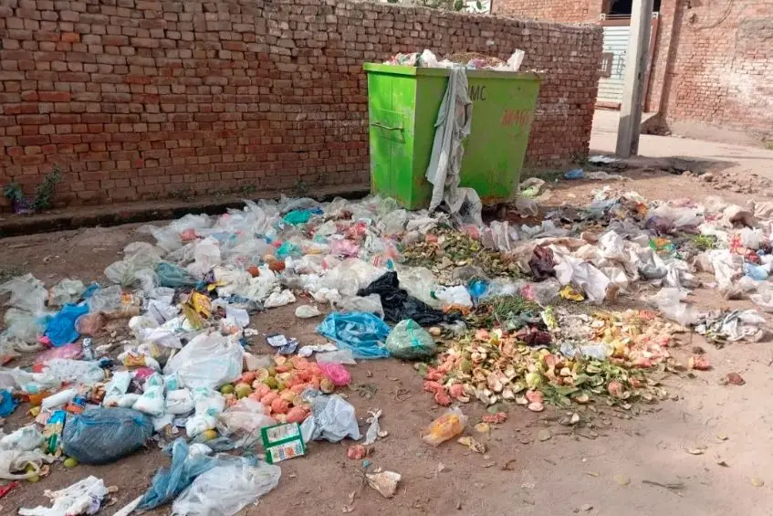 جھنگ: فنڈز اور فیلڈ اخراجات کی مبینہ کمی، شہر کے مختلف علاقوں میں کوڑے کے ڈھیر لگ گئے