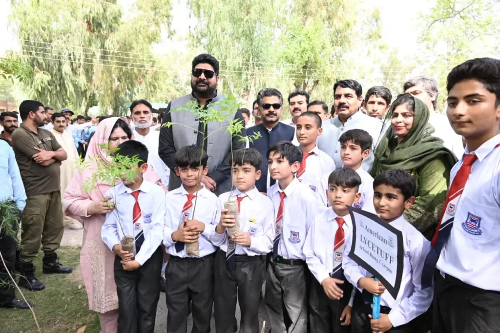 گرین پنجاب ویژن: جھنگ میں ایک ہی روز ایک لاکھ پودے لگا دیے گئے، ضلعی انتظامیہ، طلبہ اور سول سوسائٹی کی بھرپور شرکت