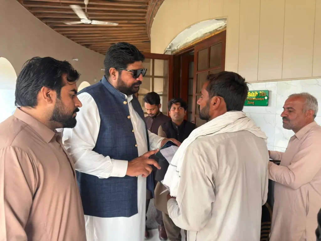 ڈپٹی کمشنر جھنگ بابر صاحب دین کی اوپن ڈور پالیسی کے تحت شہریوں کی درخواستوں پر سماعت، متعلقہ افسران کو فوری ریلیف فراہم کرنے کی ہدایت