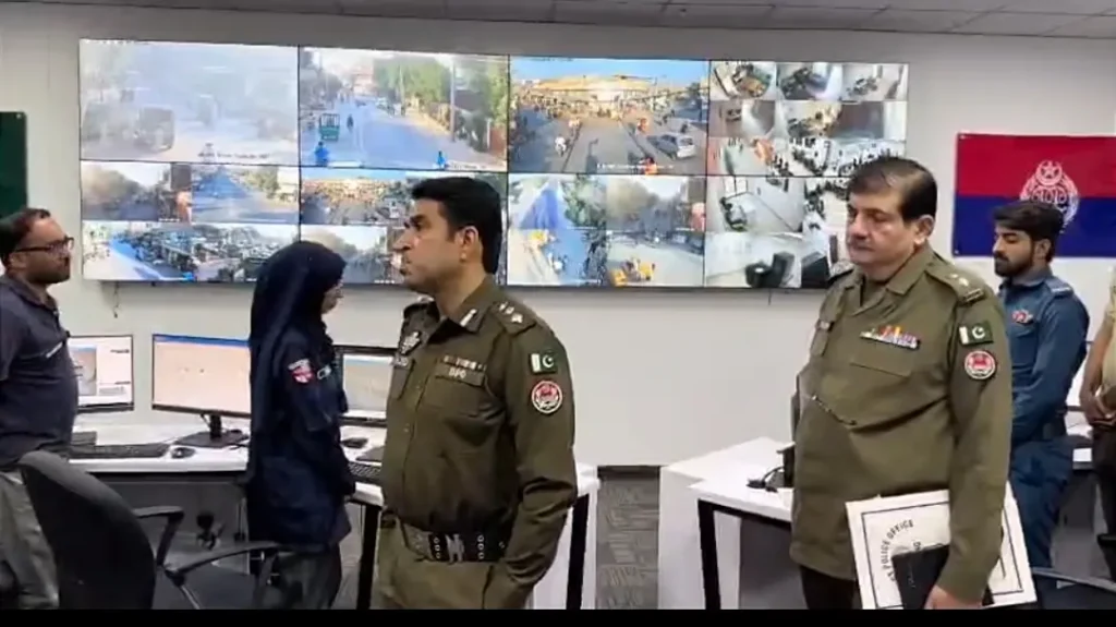جھنگ پولیس: ڈی پی او ساجد حسین کا سمارٹ سیف سٹی اور ڈی پی او آفس کی تمام برانچز کا دورہ، دفتری نظم و ضبط اور ٹریفک نگرانی بہتر بنانے کی ہدایت