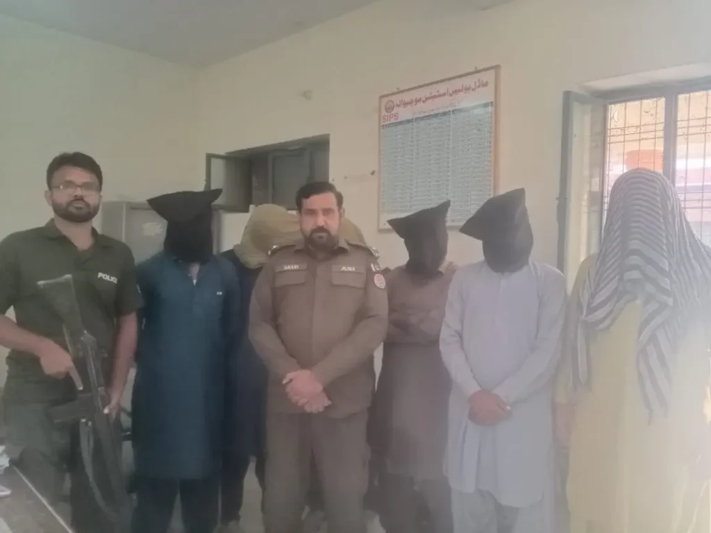جھنگ: موچیوالا کے چک نمبر 441 میں مبینہ فائرنگ کی ویڈیو پر ڈی پی او ساجد حسین کا نوٹس، پولیس نے 6 ملزمان حراست میں لے لیے، دیگر کی گرفتاری کے لیے چھاپے جاری