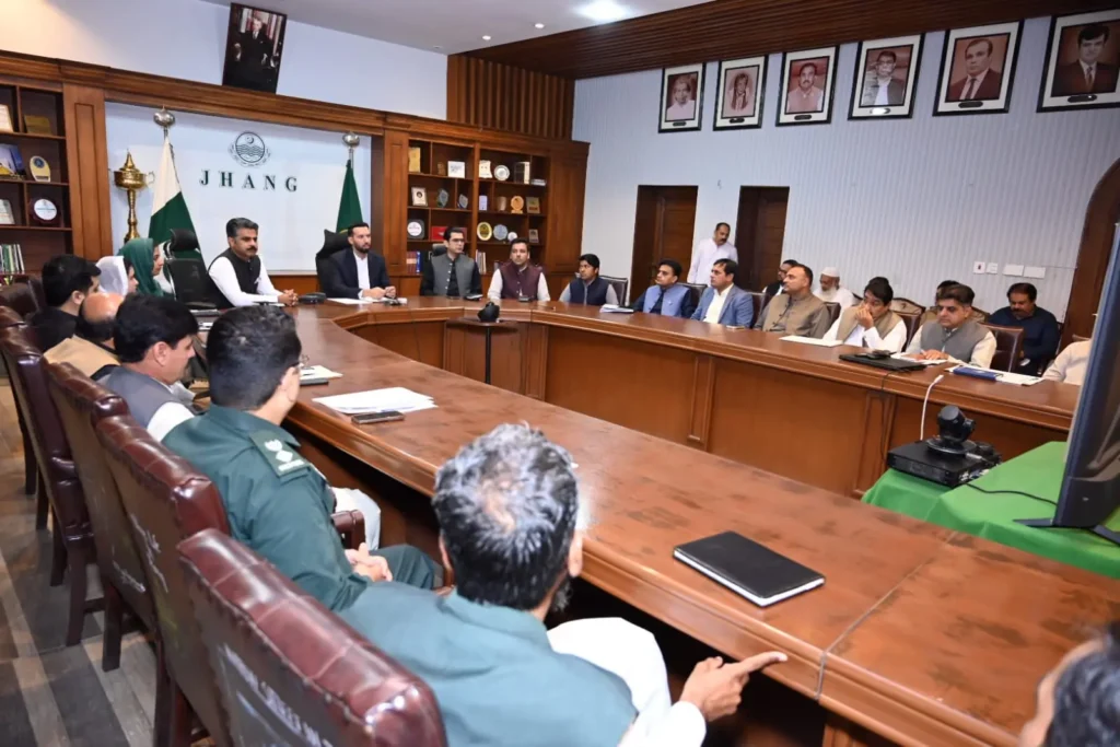جھنگ: ڈپٹی کمشنر کیپٹن (ر) عبدالرحمن کا ضلعی محکموں کے اجلاس اور شہر کے مختلف علاقوں کے اچانک دوروں میں ترقیاتی منصوبوں، صفائی آپریشن، سیوریج اور ہسپتال کی سہولیات کا جائزہ، بروقت تکمیل اور عوامی خدمات بہتر بنانے کی ہدایت