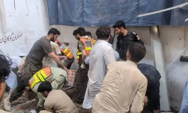 پشاور میں نجی اسکول کی عمارت منہدم، 35 افراد جاں بحق، ہلاکتوں میں اضافے کا خدشہ؛ امدادی کارروائیاں جاری