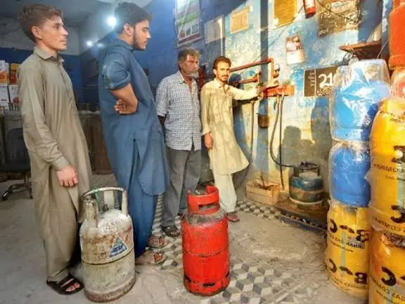 جھنگ میں ایل پی جی 500 سے  روپے زائد فی کلو تک فروخت ہونے لگی، پرائس کنٹرول کے ادارے سرکاری نرخوں پر گیس کی فراہمی یقینی بنانے میں ناکام نظر آتے ہیں